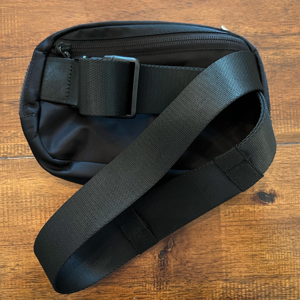 LULULEMON | Everywhere Belt Bag - Picture 3 of 5